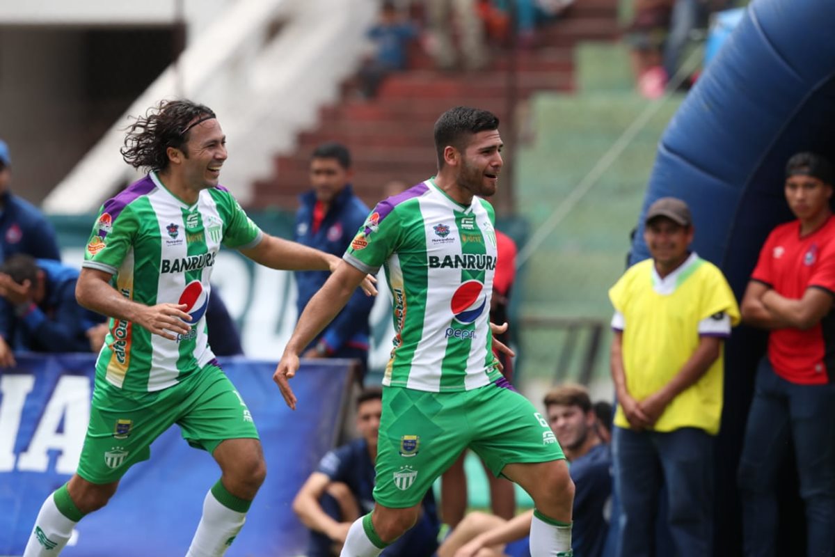 José Pinto celebró con todo su gol de último minuto frente a Municipal. (Foto Prensa Libre: Francisco Sánchez)