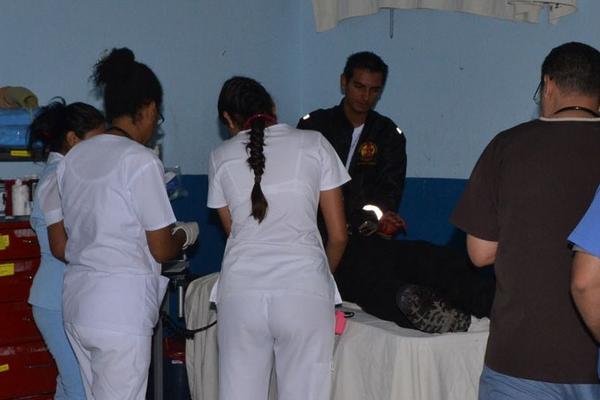Los heridos fueron llevados a la emergencia del Hospital Regional de Zacapa. (Foto Prensa Libre:)
