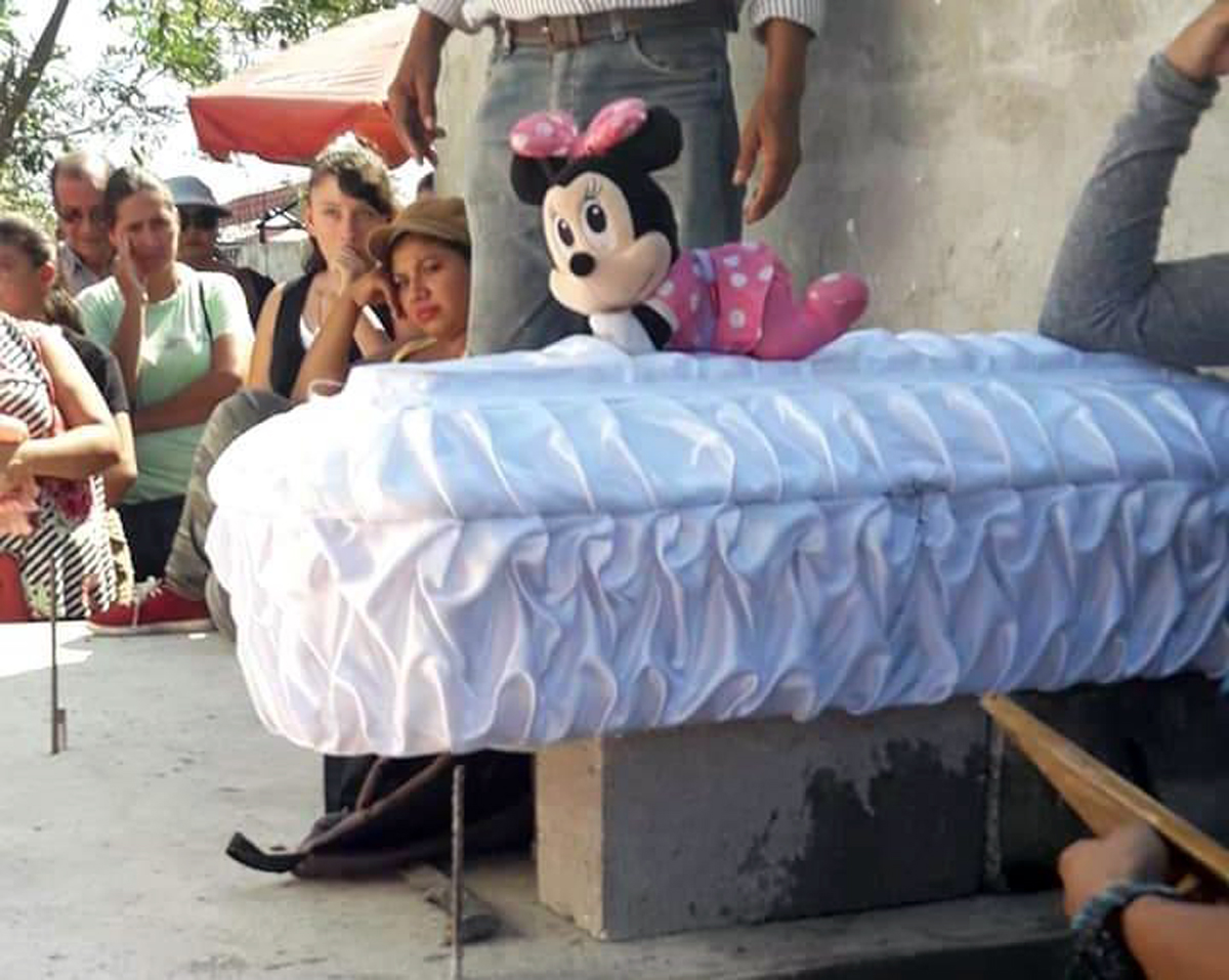 Sobre el ataúd de Nadia Daniela Cacao Aguirre, de 4 años, fue colocado su juguete favorito. (Foto Prensa Libre: Dony Stewart)