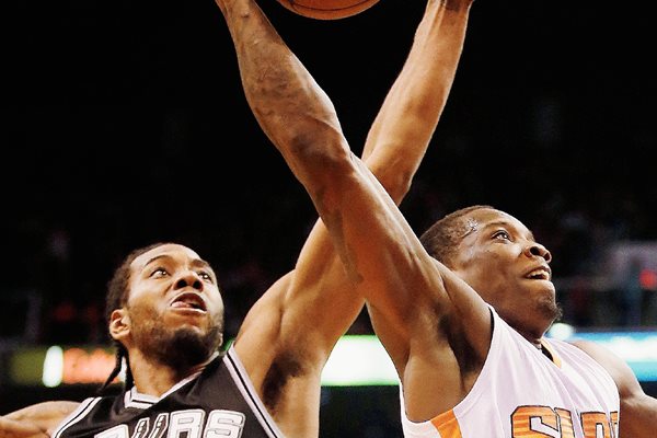 Kawhi Leonard bloquea el tiro de Eric Bledsoe de los Phoenix Suns. (Foto Prensa Libre: AFP).