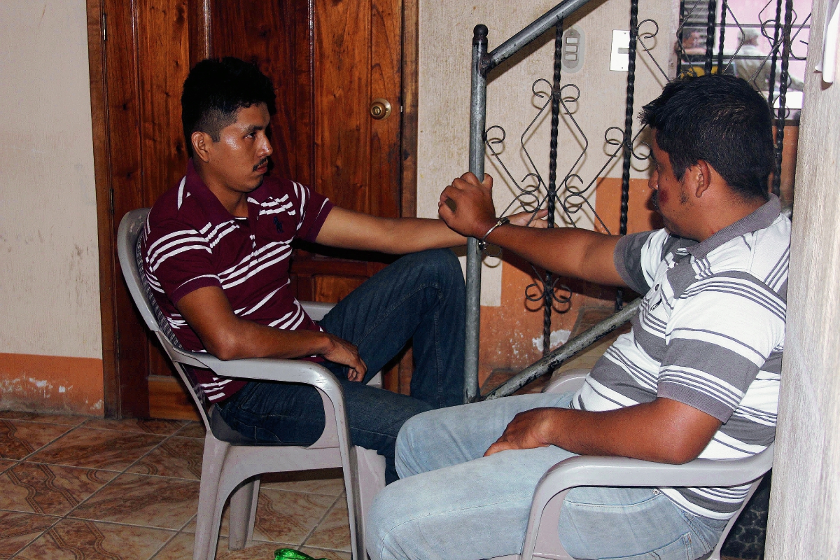 Los capturados fueron llevados a la subestación de la PNC en Morales, Izabal, luego de haber sido capturados en la aldea Hurón. (Foto Prensa Libre: Edwin Perdomo)