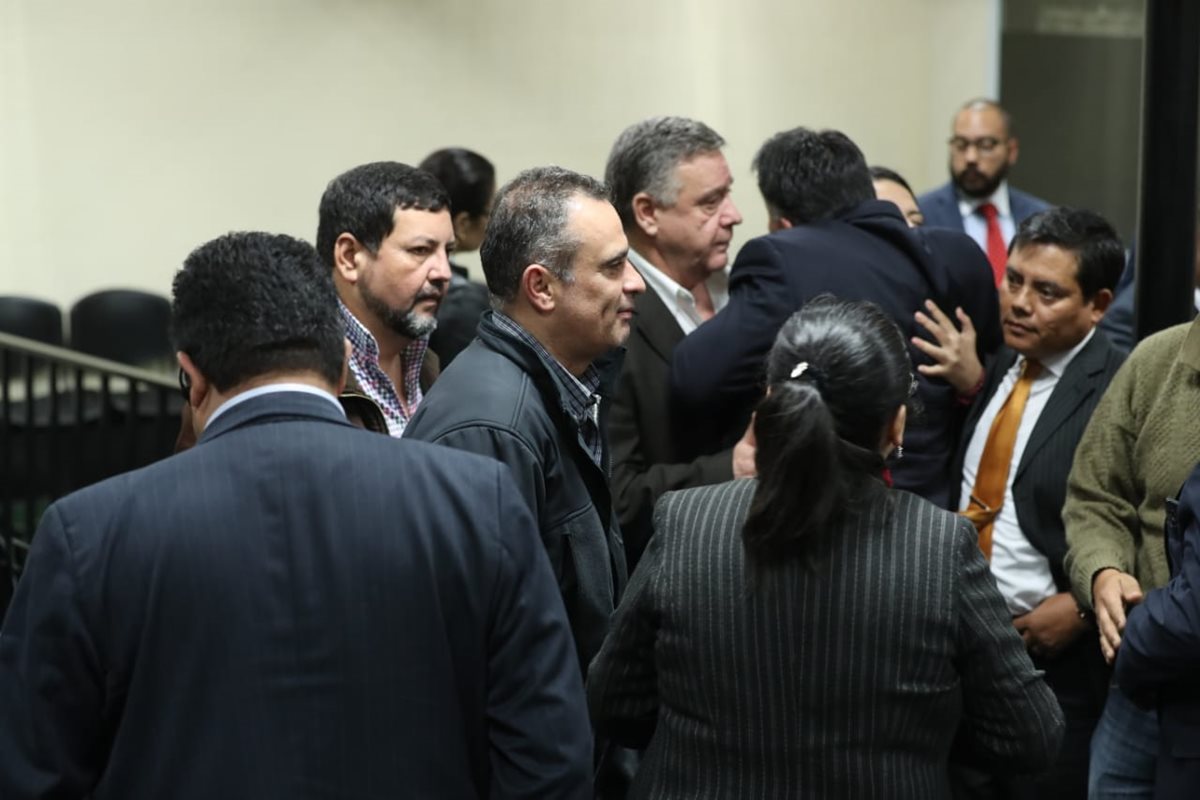 Implicados en el caso Agua Mágica conversan luego de la lectura de la sentencia. (Foto Prensa Libre: Esbin García)