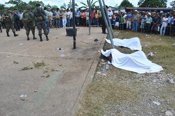 Habitantes de Ixcán, Quiché,  observan los cuerpos de dos presuntos homicidas, que fueron  linchados.