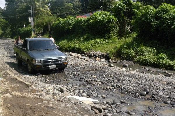 El trecho, en donde antes había asfalto, se ha averiado  por la lluvia.