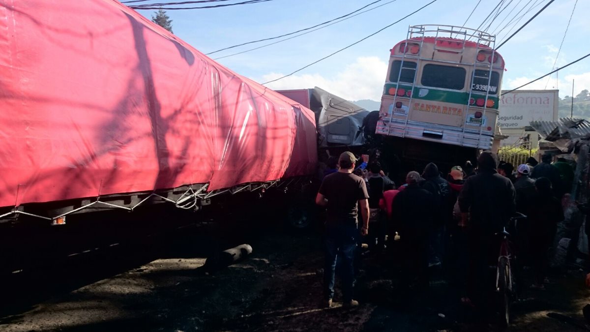 El tráiler sin frenos habría provocado el mortal accidente en Totonicapán. (Foto Prensa Libre: Cortesía Raúl Barreno)