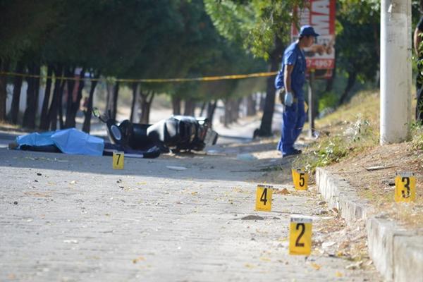 Zacapa Gilbert Torres Zalam fue muerto a balazos cuando se dirigía a su trabajo en un predio municipal, en Zacapa. (Foto Prensa Libre: Víctor Gómez)