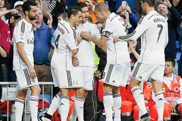 James Rodríguez celebra con sus compañeros el gol que marcó frente al Almería, durante el partido de la trigésima cuarta jornada de la Liga Española. (Foto Prensa Libre: EFE).