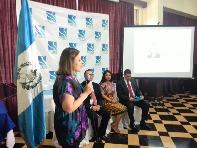 Isabel Pinillos de Puente, explica los objetivos de la organización. (Foto Prensa Libre: O. Rivas)