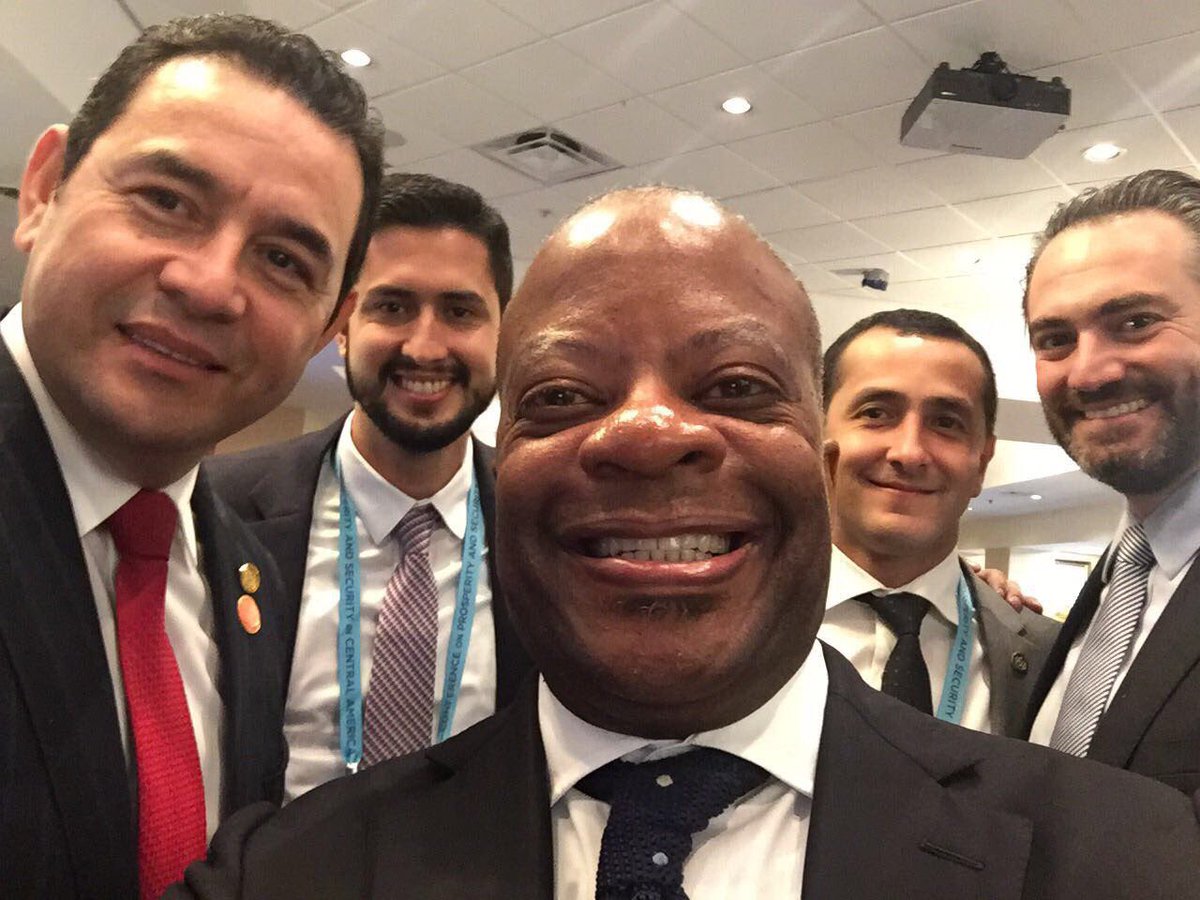 Tras la polémica acerca de una campaña contra el embajador de Estados Unidos, Todd Robinson,  promovida por el excomisionado Claus Merida, —quien incluso lo señaló de golpista la semana anterior— el presidente Jimmy Morales publicó ayer esta imagen, en la que aparentemente reina la armonía hacia el diplomático.