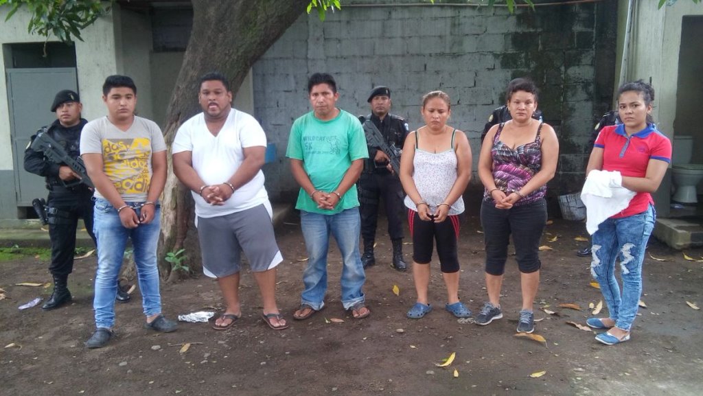 Seis de los presuntos capturados en allanamientos en Escuintla. (Foto Prensa Libre: PNC).