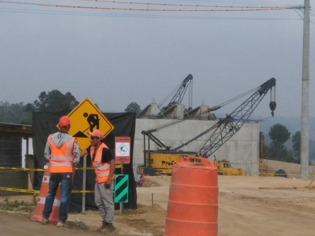 Instalan puente en conexión de Anillo Regional en el km 38 de la ruta Interamericana. (Foto Prensa Libre: Julio Román).
