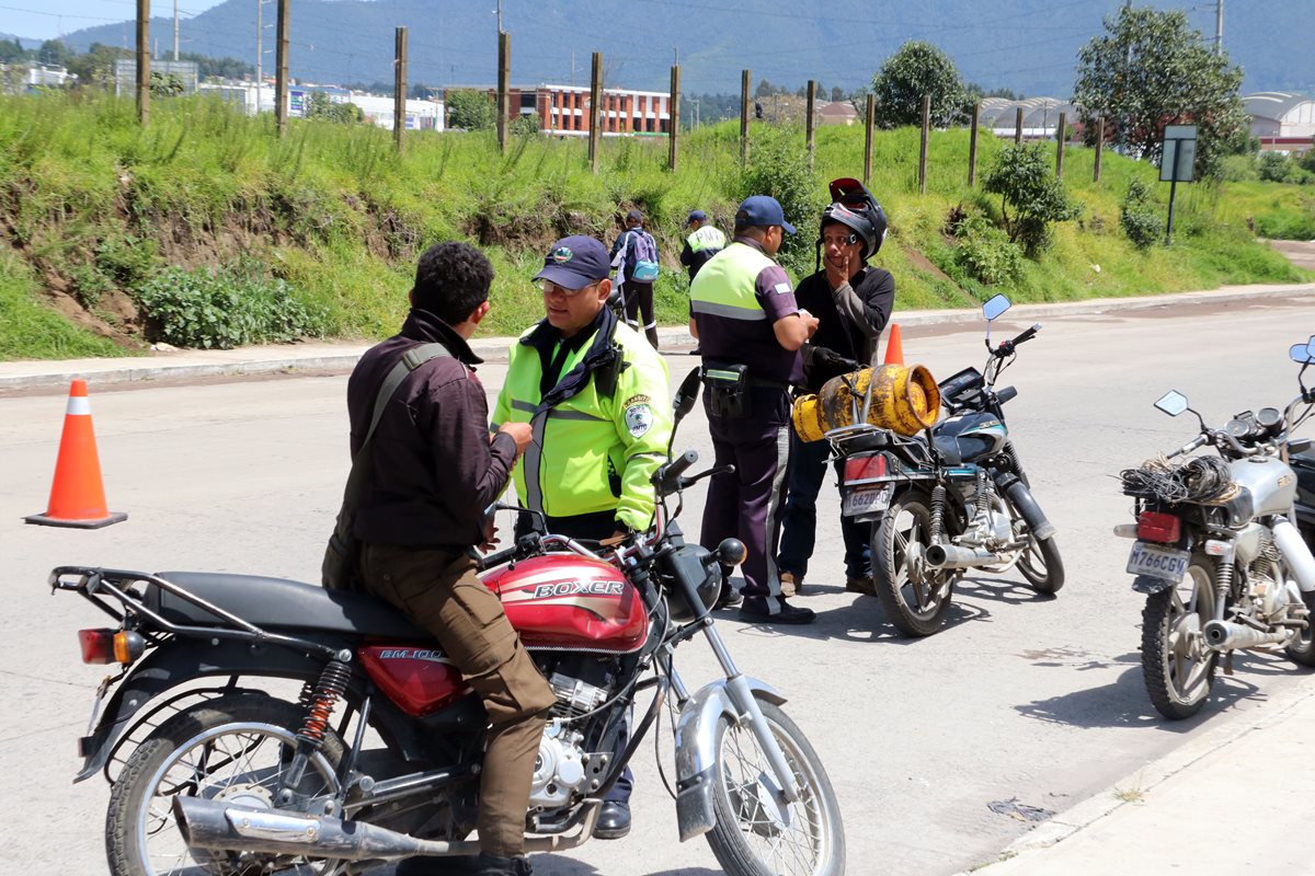 Muchos no conocen las normas de tránsito hasta que los multan aseveran autoridades.(Foto Prensa Libre: Hemeroteca PL)