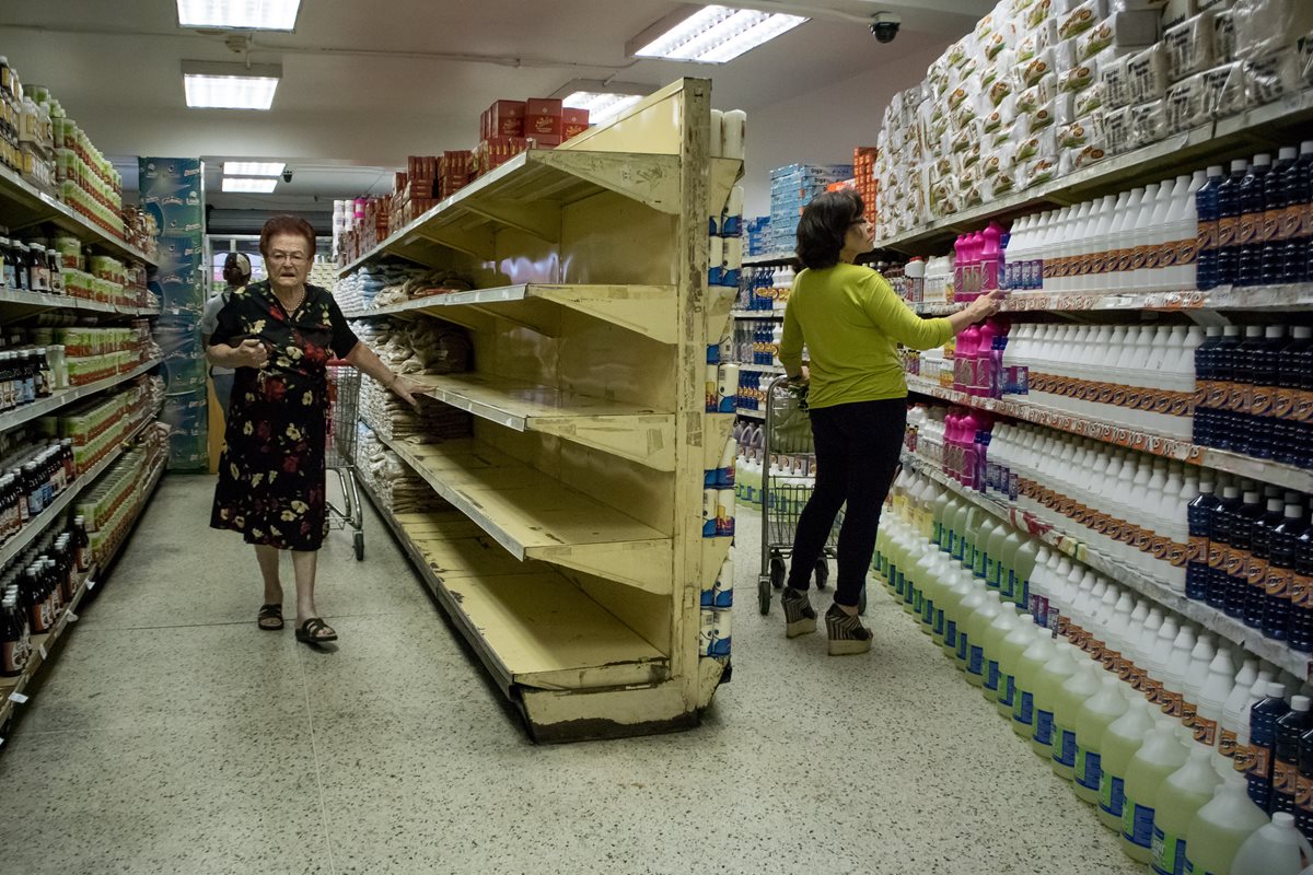 Supermercados venezolanos lucen vacíos; el país se halla sumido en una profunda crisis agravada por la caída de los precios del petróleo. (Foto Prensa Libre: EFE).