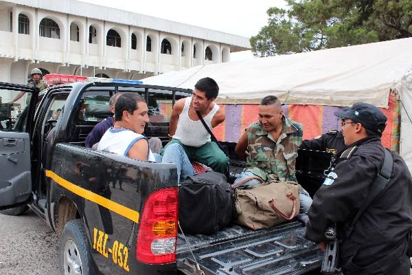 contingente de la PNC y  del Ejército apoyan traslado.