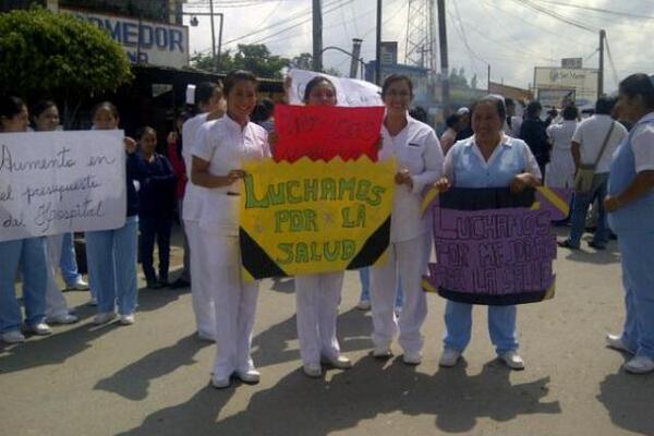 Personal médico protesta frente al Hospital Regional de Huehuetenango para exigir que sus demandas sean escuchadas. (Foto Prensa Libre: Mike Castillo) <br _mce_bogus="1"/>