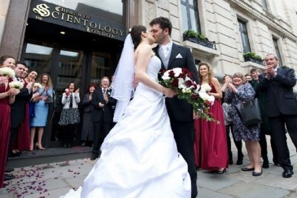 Los prometidos Louisa Hidking y Alessandro Calcioli, celebraron su matrimonio en una capilla de la Cienciología. (Foto Prensa Libre: AP)