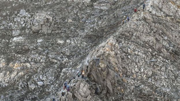 Las autoridades francesas le recomendaron a los escaladores evitar subir a la cima del Mont-Blanc este agosto. La ola de calor que sufre el país hace que sea más fácil el desprendimiento de rocas de la montaña. (Getty Images)