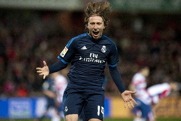 Luka Modric festeja el gol del triunfo para el Real Madrid, en su visita al Granada. (Foto Prensa Libre: AFP)