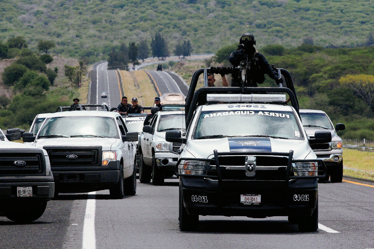La Policía Federal mexicana se dirige por una de las carreteras de Vista Hermosa, estado de Michoacán. (Foto Prensa Libre:AFP).AFP