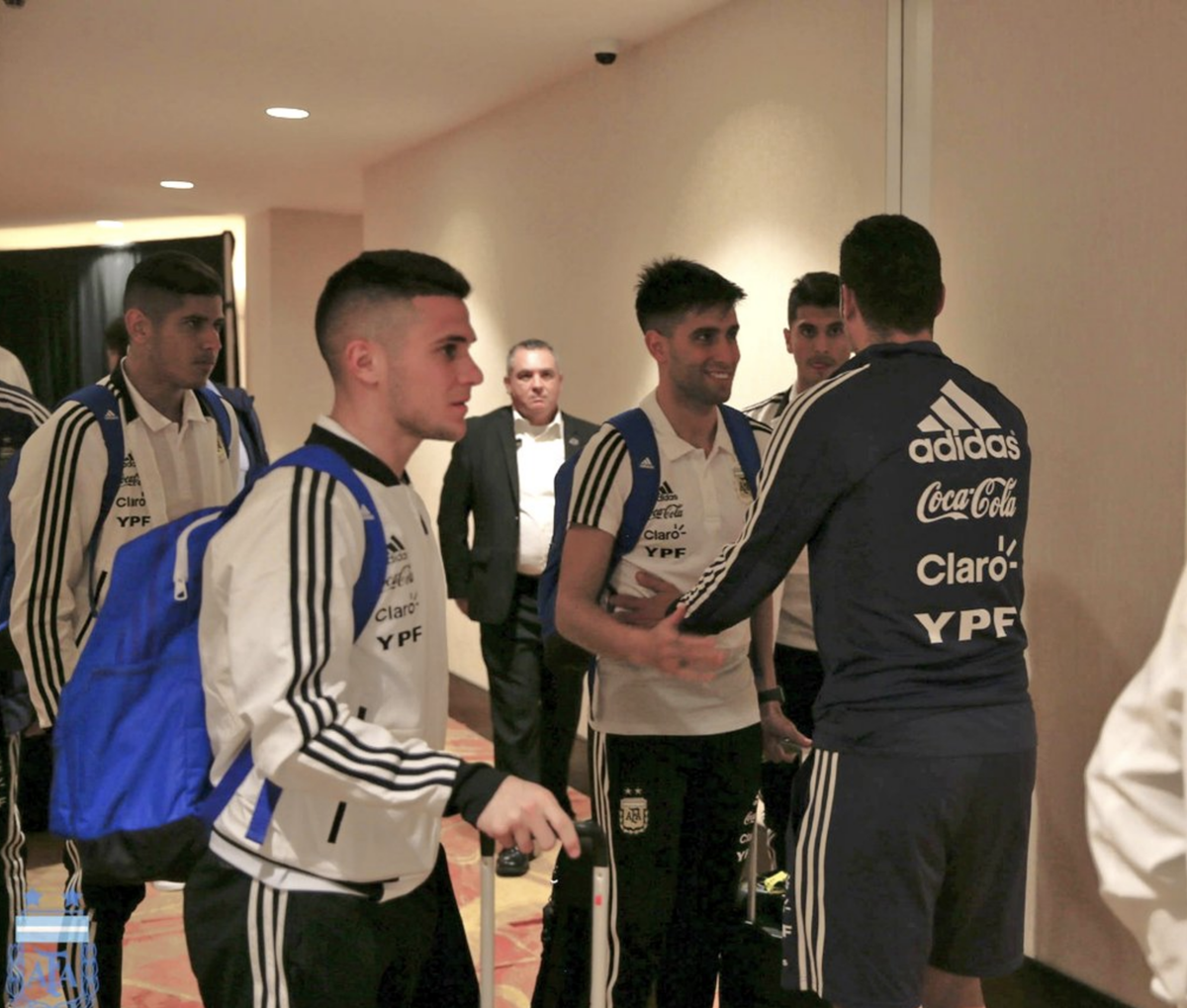 El primer grupo de jugadores de la Selección de Argentina se instaló en el hotel de concentración en Los Ángeles. (Foto Prensa Libre: AFP)