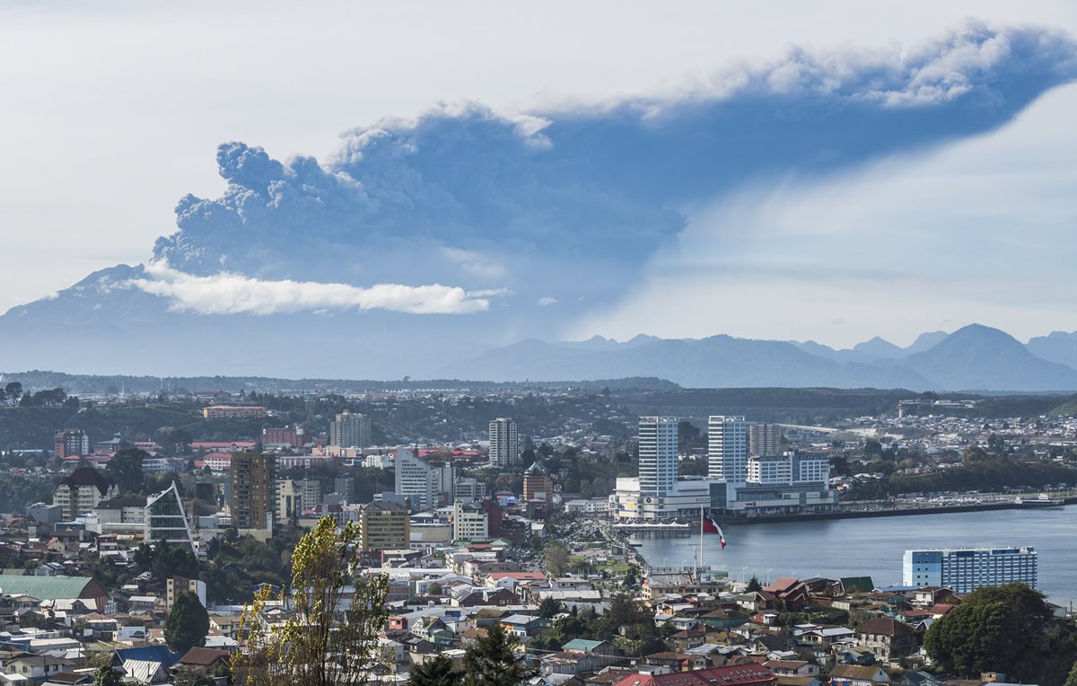 Escpectacular imagen que muestra la furia del volcán y la ciudad de Puerto Montt. (Foto Prensa Libre: AP).
