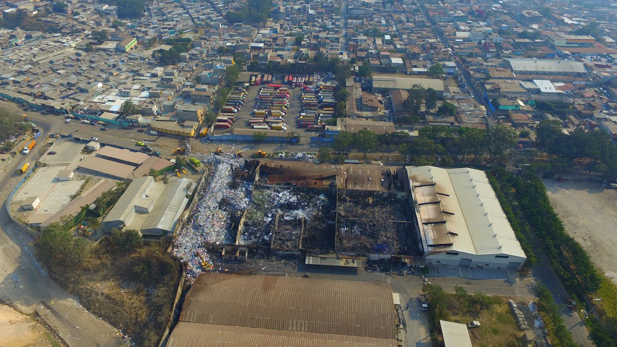 Imagen tomada con un dron revela la magnitud del incendio en la recicladora de plásticos en la zona 7. (Foto Prensa Libre: Álvaro Interiano)
