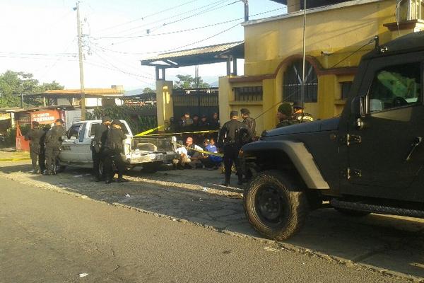Fiscales del Ministerio Público recaban evidencias en el automotor en el que transportaban dólares. (Foto Prensa Libre:).