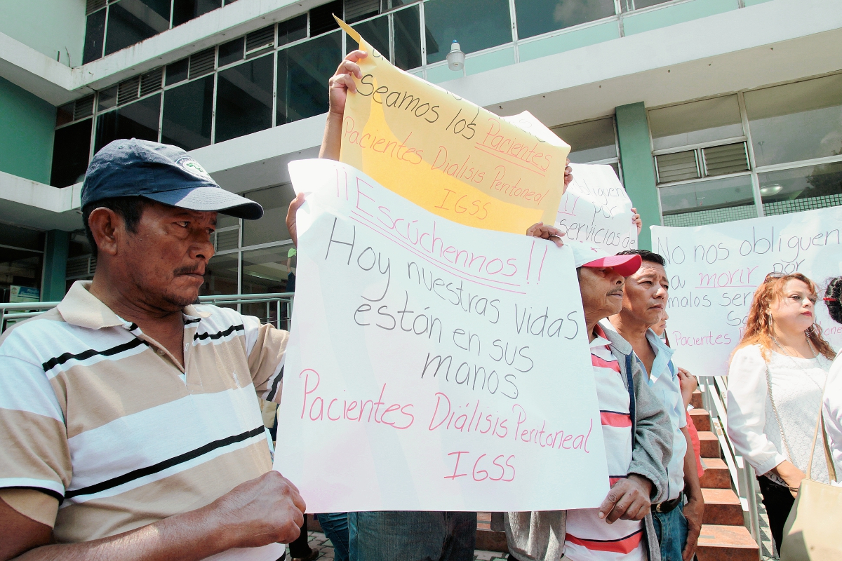 Pacientes renales protestan frente a las Oficinas del IGSS, por el mal servicio de la empresa PISA. (Foto Prensa Libre: Hemeroteca PL)