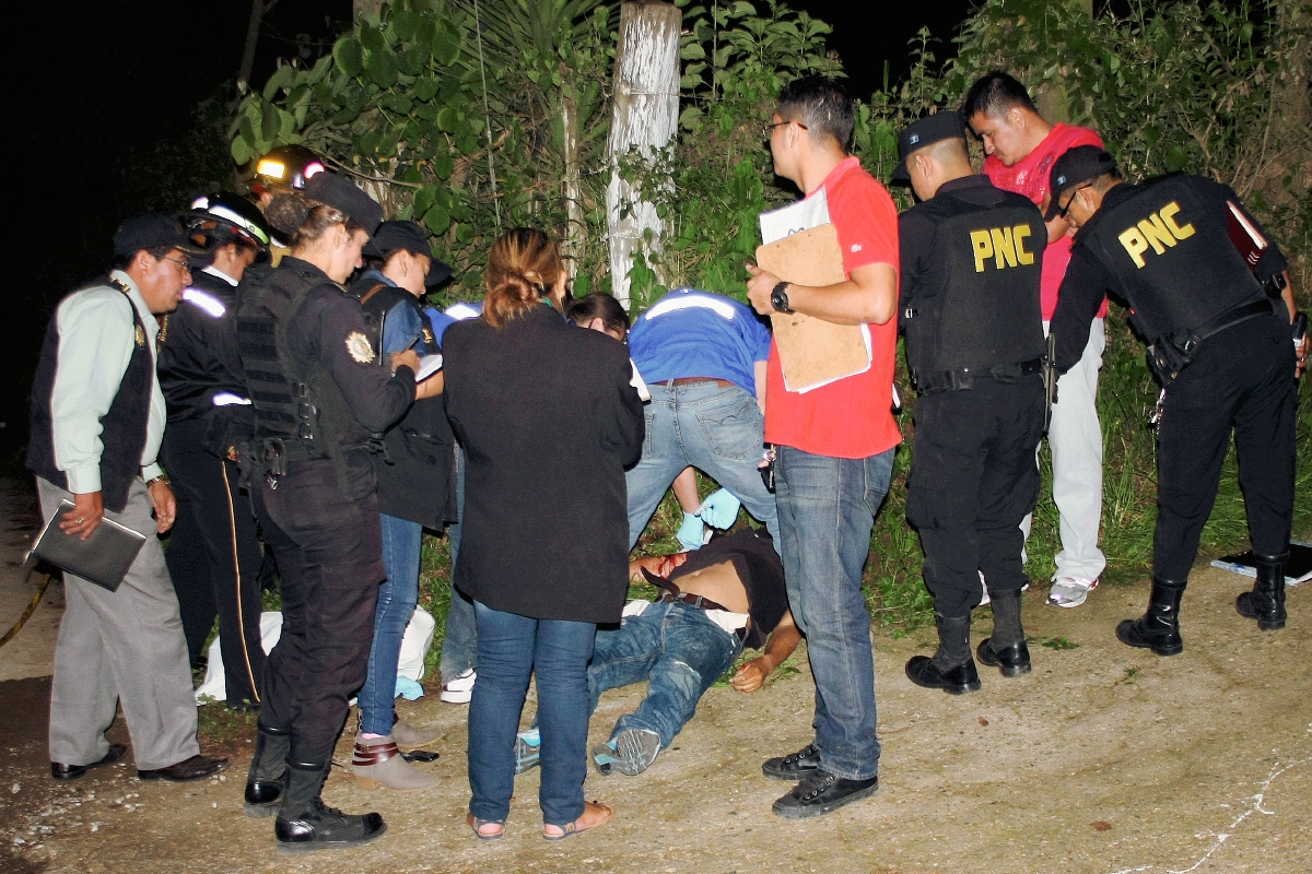 El cadáver fue localilzado en la vía pública. (Foto Prensa Libre: Renato Melgar)