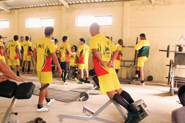 Los futbolistas leones, durante la práctica en el gimnasio. (Foto Prensa Libre: Aroldo Marroquín).