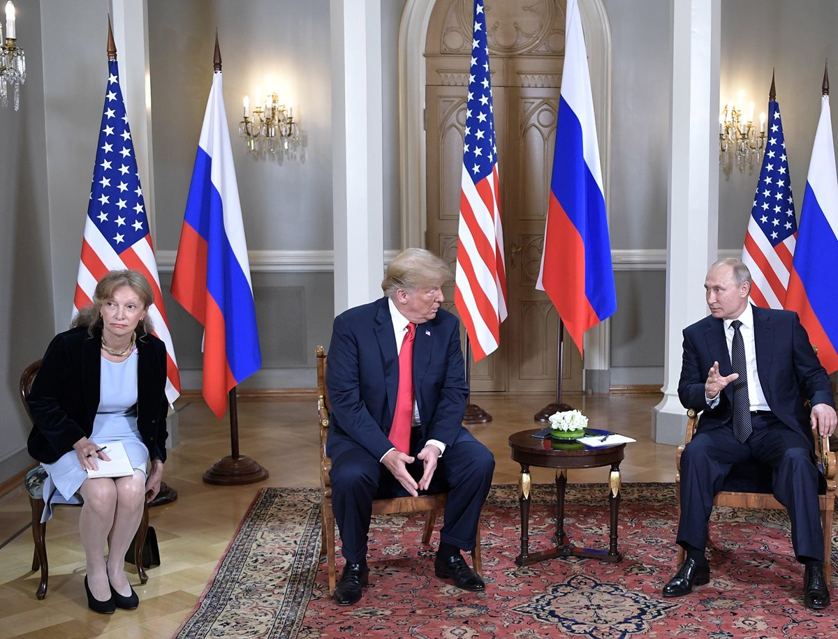 Marina Gross intérprete estadounidense (izq) durante la reunión de Vladímir Putin (dcha), Donald Trump (c) en Helsinki, Finlandia. (Foto Prensa Libre:EFE)