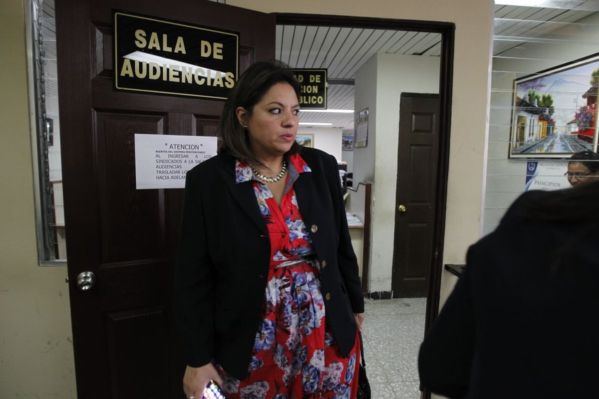 La canciller Sandra Jovel a su llegada al juzgado sexto para la audiencia de apertura a juicio en un caso de adopción ilegal. (Foto Prensa Libre: Paulo Raquec)