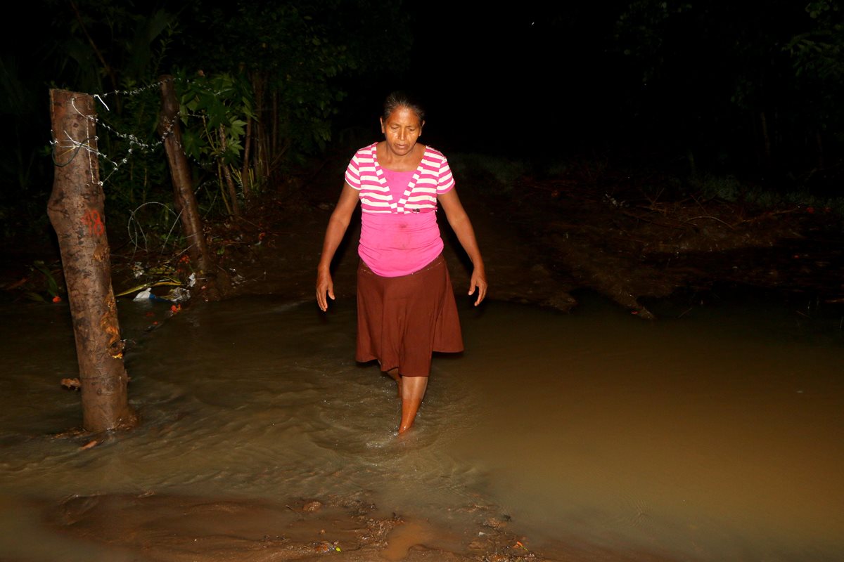 Vecinos de Champerico resultaron damnificados por las inundaciones. (Foto Prensa Libre: Rolando Miranda)