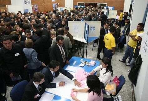 Miles de profesionales participan en las elecciones de autoridades del Colegio de Abogados y Notarios. En el 2009 hubo una gran afluencia de votantes.