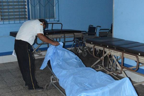 El conductor de una moto se accidentó y murió en el traslado al hospital. (Foto Prensa Libre: Carlos Paredes)<br _mce_bogus="1"/>