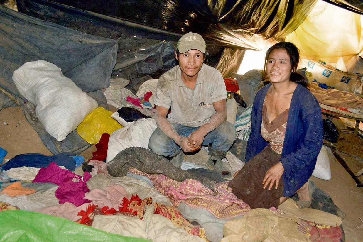 Valentín Lorenzo  Nájera y su esposa, Aura Marina Muñoz Rustrián, no han podido ir a ver a sus hijos por falta de dinero. Reciben la visita en la champa de nailon donde viven con los niños.
