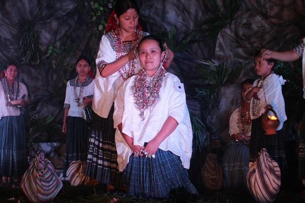 La soberana saliente corona a Bianka de Jesús Mollinedo Che electa este domingo nueva Rabín Cobán. (Foto Prensa Libre: Eduerdo Sam). <br _mce_bogus="1"/>