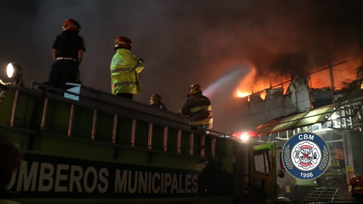 El incendio también fue reportado por varios usuarios de redes sociales. 