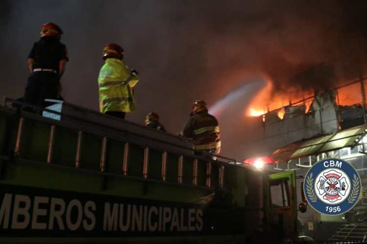 El incendio también fue reportado por varios usuarios de redes sociales. 