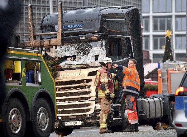 El camión que arrolló a los visitantes de un mercadillo navideño en el centro de Berlín. (Foto Prensa Libre: EFE)