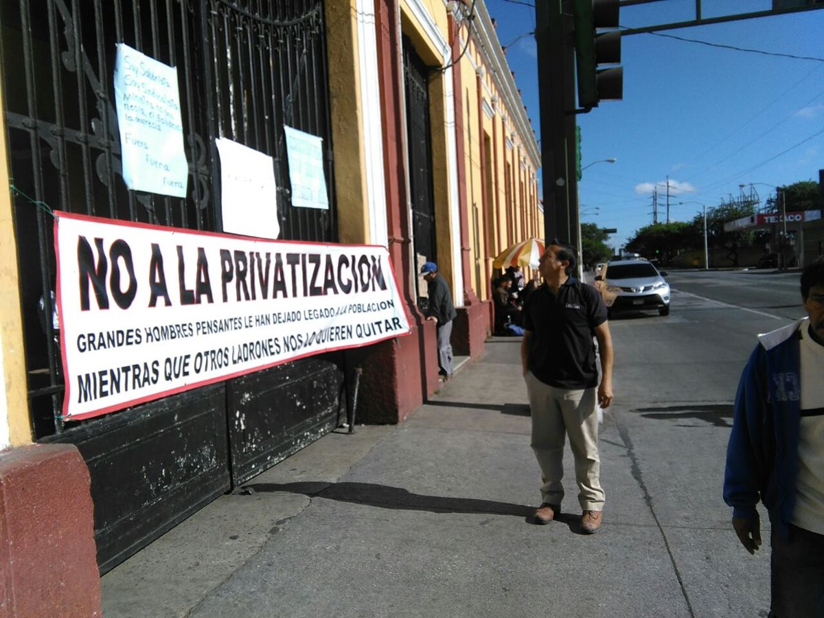 Un sindicato de trabajadores de Salud cerró el cementerio de la zona 3. (Foto Prensa Libre: Estuardo Paredes)