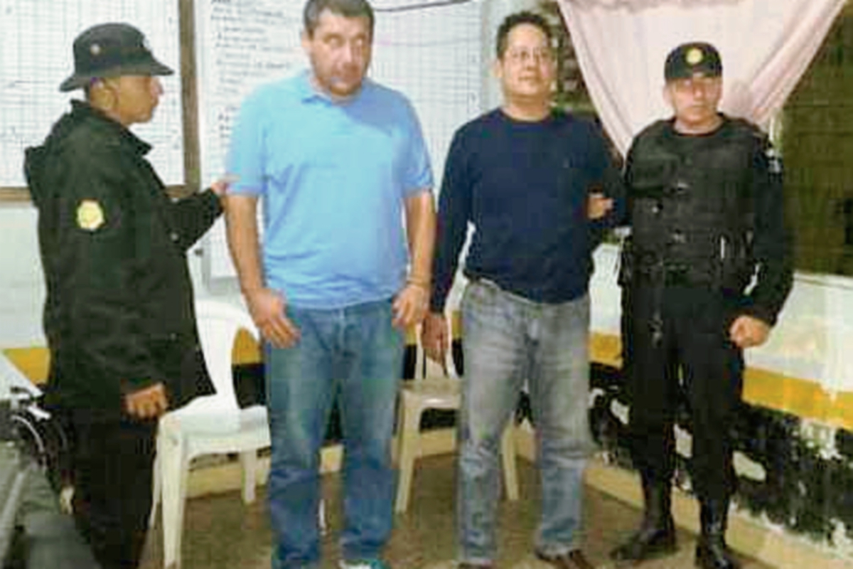 Dos supuestos delincuentes salvadoreños fueron capturados por agentes de la PNC en Jutiapa. (Foto Prensa Libre: PNC)