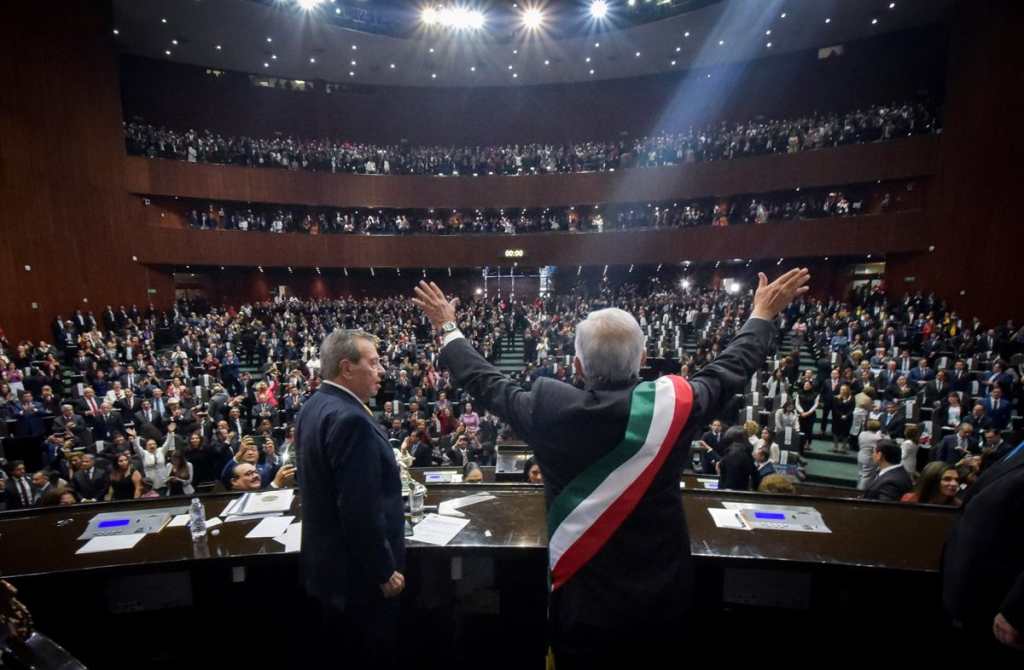 López Obrador saluda a los presentes en el Congreso.