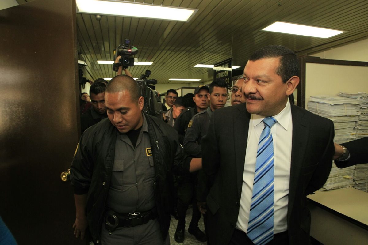 Guardias del Sistema Penitenciario ingresan con Antonio Coro a la audiencia celebrada este martes. (Foto Prensa Libre: Hemeroteca PL)