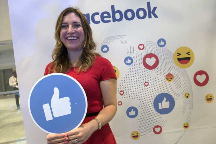 El pulgar de Facebook, junto al que posa Francesca de Quesada de Facebook América Latina, se levanta hacia arriba en forma de cuatro millones de “likes” por segundo