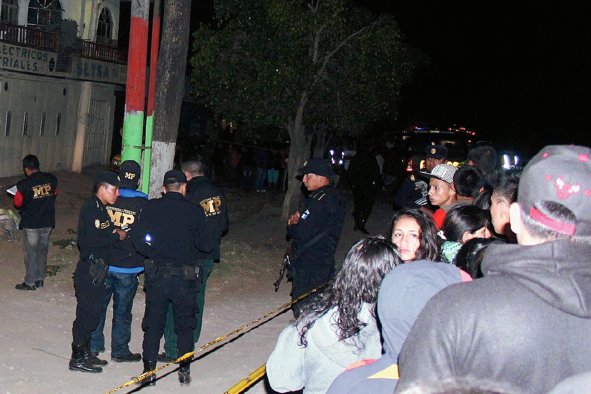 Agentes de la PNC acordonan el área donde ocurrió el ataque, en la cabecera de Chimaltenango. (Foto Prensa Libre: Renato Melgar)