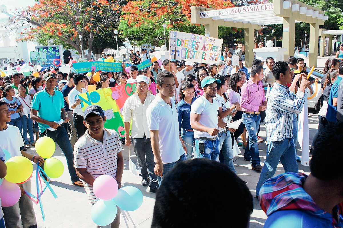 Alrededor de dos mil jóvenes participaron en la caminata. (Foto Prensa Libre: Óscar Gónzález)