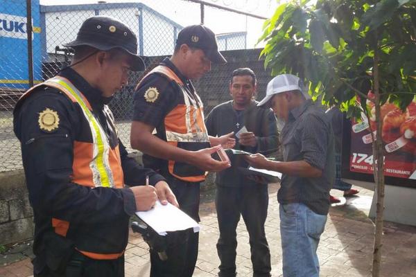La Policía verifica los documentos del bus y la licencia del piloto. (Foto Prensa Libre: @DTransitoPNC)