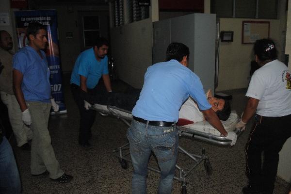 Socorristas conducen lesionado  a Rodolfo   Mendoza, exministro del Interior, a un hospital.