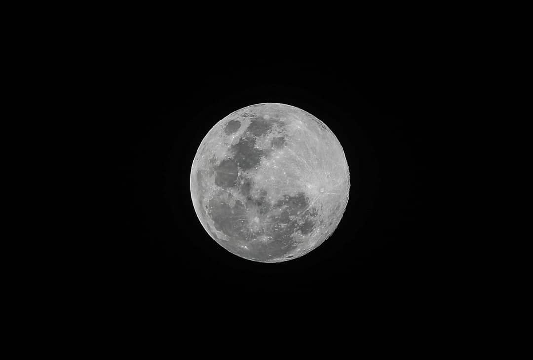 La última vez que se observó una luna azul de pascua fue en 1999.(Foto Prensa Libre: Keneth Cruz)